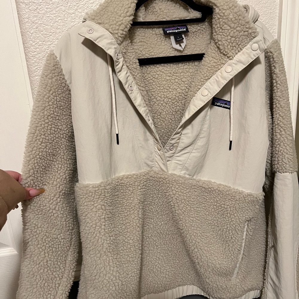 RARE teddy Patagonia hood. Perfect for summer nights chill vibe!